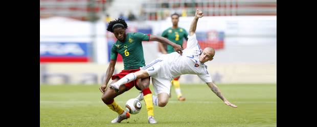 En tierra de fieras hay Leones indomables | Archivo | Alexandre Song (6), jugador del Arsenal inglés, es de los nuevos valores que trata de impulsar Camerún, que buscará cambiar la mala imagen de sus últimas actuaciones en Copas del Mundo.