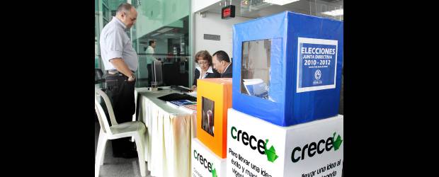 Tendencia a reelección marcó elecciones en las cámaras | Robinson Sáenz | La tendencia reelecionista y la marcada abstención de los empresarios sigue marcando las elecciones de Juntas Directivas en las Cámaras de Comercio. La fotografía muestra un aspecto de las votaciones en la sede principal de la Cámara de Comercio del Aburrá Sur, en el municipio de Itagüí.