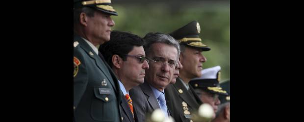 Uribe sería defensor de militares | John Vizcaino, Reuters-bogotá | Durante la ceremonia de ascenso a generales en la escuela de cadetes de la Policía, el presidente Álvaro Uribe, cuestionó el origen de las acusaciones contra el general Freddy Padilla por el caso de los llamados falsos positivos.