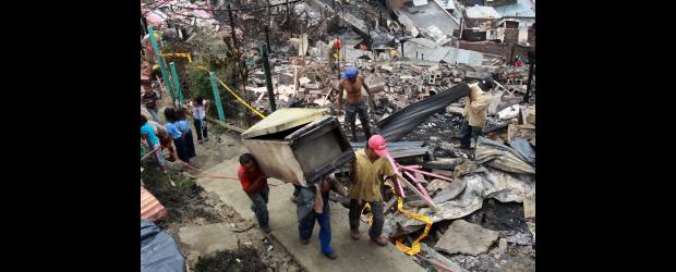 Entre cenizas, una llama de esperanza | Róbinson Sáenz | Ayer las actividades de remoción de escombros y de limpieza fueron arduas y estuvieron acompañadas de la recuperación de chatarra, que fue lo único que se pudo rescatar de entre las cenizas que dejó el voraz incendio del jueves.