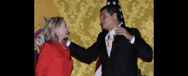 No más demora al TLC piden empresarios a Hillary Clinton | AP, Patricio Realpe, Ecuador | Previo a su visita a Colombia, la secretaria de Estado de Estados Unidos, Hillary Clinton, se reunió en Quito con el presidente de Ecuador, Rafael Correa. Los empresarios colombianos creen que ya es hora de ratificar el TLC.