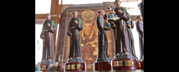 Querido San Antonio yo te pido... | Juan Fernando Cano | En la casa parroquial, en San Antonio de Pereira, tienen toda clase de artículos alusivos a su santo patrono como imanes, prendedores, escapularios y hasta cuadros de gran tamaño con la imagen del santo predilecto, al que se le encomiendan las causas imposibles.