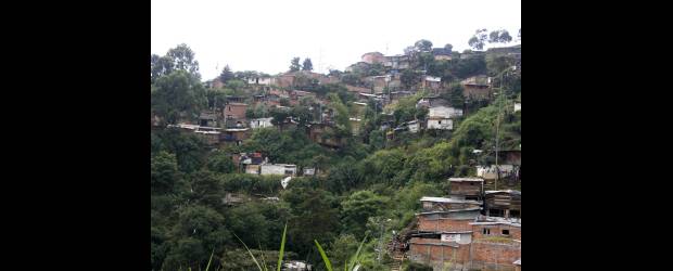 Asesinan a un niño de 9 años y a su tío | Esteban Vanegas | En una casa de este sector del oriente de Medellín mataron al niño.