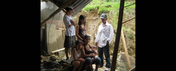 Invierno tiró a la calle a Luis | Gustavo Ospina Zapata | Luis Fernando Jaramillo y su familia no saben qué camino coger, pues la quebrada Marizalde se les llevó la casa y los vecinos que les están dando alojamiento ya no pueden más con la carga, pues también son de escasos recursos. Luis pide una solución.