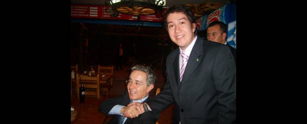 Razones que motivan la marcha | Foto Tipeador Julian Pardo | El presidente Uribe, en su gobierno, ha sido siempre cordial con los ciudadanos. Julián Pardo, tipeador, muestra la alegría de estar junto al Presidente.