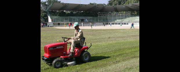 Osorio convirtió basurero en diamante | Archivo | Este fue el primer lanzamiento en la cancha de sóftbol, en 1977, que después se convirtió en el diamante Oswaldo Osorio Rodríguez. Nombre que perdurará en el tiempo por los logros del médico bolivarense que le dio mucho a Antioquia.