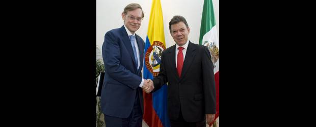 Santos empezó bien nueva gira | Reuters, México | En su paso por México, el presidente electo Juan Manuel Santos sostuvo una reunión con el presidente del Banco Mundial, Robert Zoellick .
