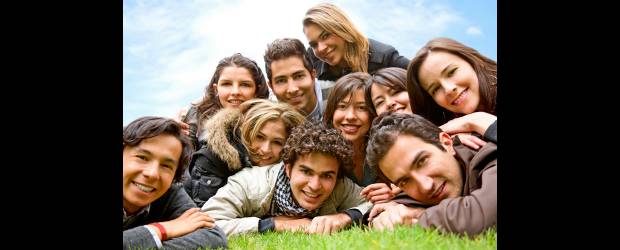 Tener amigos, saludable como no fumar | Shutterstock | Las tendencias revelan, según los investigadores, una disminución en la convivencia entre personas de distintas generaciones, una mayor movilidad social, un retraso en el matrimonio y un aumento en las discapacidades relacionadas con la edad.