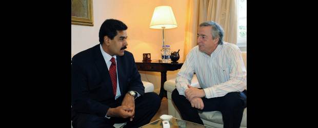 La propuesta de Venezuela es una cortina de humo | Ho, Reuters, Buenos Aires-argentina | El secretario General de Unasur, Néstor Kirchner (derecha), durante la reunión que tuvo el martes pasado con el canciller venezolano, Nicolás Maduro.