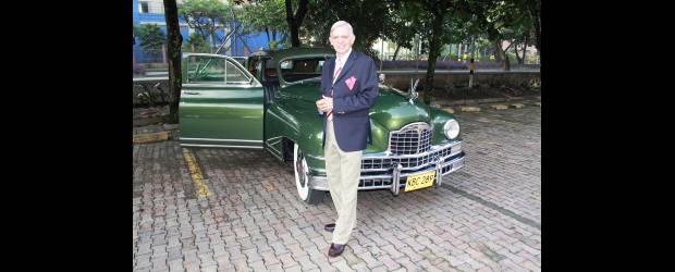 El Packard de don Diego, en primicia | Manuel Saldarriaga | Humberto Tamayo, además de dedicarse con pasión a la restauración de carros, también es un melómano consagrado y un cultivador de anturios. Es además, el dueño de Lámparas Milán en donde se divierte diseñando algunas de ellas. Este Packard Limousine es una de las joyas de la corona que posee y quiere que todos los antioqueños lo disfruten.
