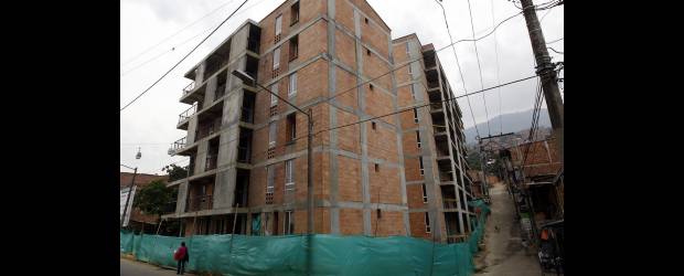La inseguridad paró obras en Juan Bobo 2 | Jaime Pérez | Se espera que las obras de la segunda etapa de Juan Bobo se reactiven este martes 17 de agosto. Allí se construyen 86 viviendas, pero la constructora ha denunciado problemas de orden público que afectan el normal desarrollo de los trabajos. El Isvimed está adelantando varios proyectos en el sector.