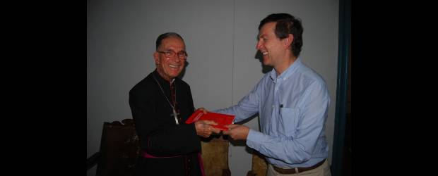 P. Pardo y la otra visión histórica de Antioquia | Cortesía | Felices estaban Monseñor Benjamín Pardo y Juan Luis Mejía con la obra.