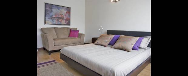 Lo que hay detrás del color | | En la imagen, blanco, gris y café claro son los colores neutros. El contraste y la elegancia lo aportan los toques morados y fucsias. ¡Todo un acierto!