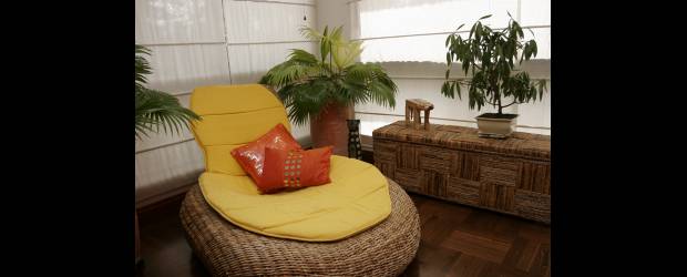 Oriente y su encanto cercano | | Los muebles en fibras naturales, como el ratán, son propios de países como Tailandia. Las cajitas rojas (elaboradas en la India), la pequeña escultura del dios Ganesh (que acompaña los proyectos nuevos) y los coloridos cojines son de Masala.