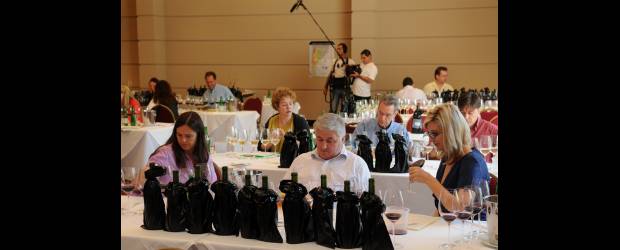 Así eligieron el mejor malbec del mundo | Cortesía Wines Of Argentina | El Argentina Wine Awards se celebró en Mendoza. Un jurado conformado por 12 expertos de distintas nacionalidades degustó a ciegas un total de 637 vinos de cepas, casas y orígenes diferentes, entre ellos la Malbec. Las botellas iban cubiertas para que solo entraran en juego colores, aromas y gustos.