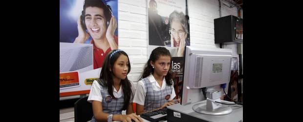 Anótese de una para que le escriban a @medellin.co | Archivo | En las salas abiertas los estudiantes pueden hacer consultas fuera de clases.