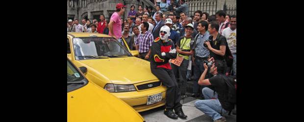Este teatro de verdad paraliza | Colprensa | A Manizales es la cuarta vez que llegan, porque les encanta. El Festival, cuentan, les abrió las puertas a Europa. En Medellín han estado con el grupo La Polilla.