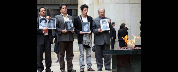 Indulto concedido al M-19 perdió validez | Colprensa | Los familiares de las víctimas de la toma del Palacio de Justicia asistieron al los acto conmemorativos del pasado jueves, en el patio principal del nuevo recinto de la justicia. Al evento asistió el presidente Juan Manuel Santos.