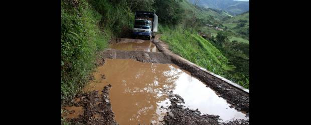 Le damos la bienvenida al reino de las trochas | Donaldo Zuluaga, Enviado Especial Frontino | En estas pésimas condiciones está la carretera que comunica a Frontino con el corregimiento Nutibara. El invierno ha acentuado el problema.
