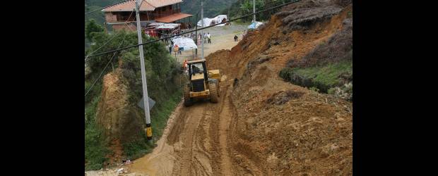 Invierno paralizó el Occidente | Juan Antonio Sánchez | Un alud de cerca de siete mil metros cúbicos que se presentó durante el fin de semana en el kilómetro 17 de la vía a Occidente provocó el cierre parcial de la calzada. Viajeros de más o menos tres mil vehículos que ingresaron a la zona, este puente festivo, tuvieron que esperar con paciencia la apertura de la vía.