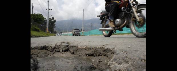 Vía Regional, en tramo de Sabaneta, no tiene doliente | Archivo | El Área Metropolitana, sin ser su competencia, ha hecho inversiones en la Regional. Para su reparación estima una inversión de $6.000 millones.