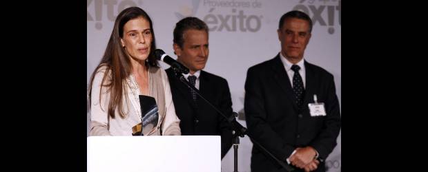 Haceb, mejor proveedor del Grupo Exito en 2010 | Edwin Bustamante | La gerente de la Promotora de Comercio Social, Ana Karin Molina fue una de las más entusiastas al recibir el premio de manos de Carlos Mario Giraldo, presidente Operativo del Grupo y de Darío Jaramillo, vicepresidente Comercial.