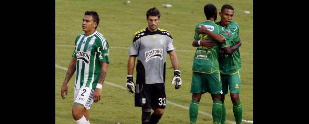 La que pintaba fiesta terminó en amargura verde | Jaime Pérez | El local ayer en el estadio Atanasio Girardot pareció el Quindío, que mostró mejor fútbol y por eso le quitó los tres puntos a Nacional. La hinchada insultó a los veteranos del elenco visitante y fueron ellos los que pusieron las condiciones y lucieron mejor el sombrero vueltiao en el estreno del balón Tuchín.