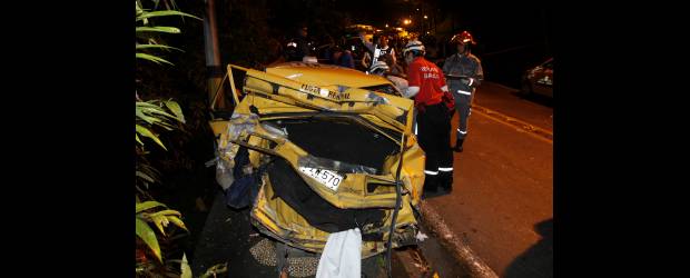 Choque de seis vehículos dejó 18 heridos | Edwin Bustamante | Este fue uno de los taxis arrastrado por el bus. El conductor, José Cataño, resultó ileso y dijo que regresaba solo a Medellín.