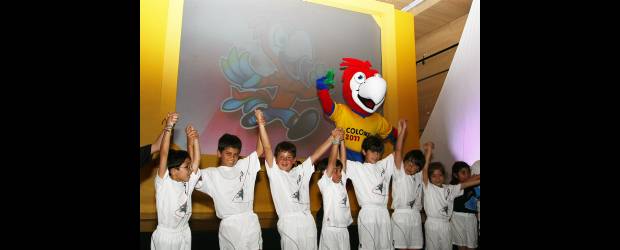 Todos quedaron contentos con semifinal sub20 | Colprensa | Los niños, que aparecen con la mascota del Mundial juvenil de Colombia 2011, tendrán bastante protagonismo durante el certamen. El 27 de abril se realizará el sorteo en Cartagena y allí se conocerán con claridad los seleccionados que vendrán a Medellín en la primera ronda.
