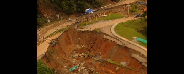 Vía a Las Palmas estará cerrada por más de un año | Cortesía | En un sobrevuelo hecho por la Gobernación de Antioquia, estas fueron las imágenes que lograron obtener del problema que hay en la vía Las Palmas. La zona afecta 7 hectáreas, donde se están presentando hundimientos y agrietamientos.