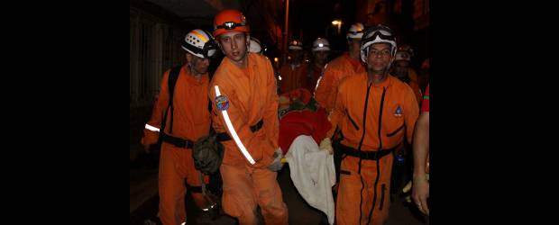 Socorristas que nacen en medio de la tragedia | Julio César Herrera | Antes de que los socorristas asuman las tareas de rescate, decenas de personas comienzan a trabajar como voluntarios para ayudar en la labor. Esta imagen recoge uno de los tristes momentos: el rescate del cadáver de un hombre.