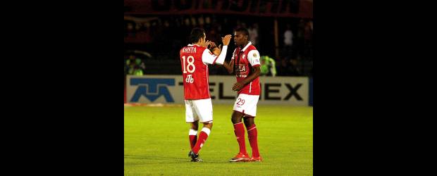 Pijaos o cardenales... nada más | Archivo Colprensa | Independiente Santa Fe lidera el Grupo A de la semifinal de la Liga Postobón con 10 puntos, seguido por Deportes Tolima, con 8 unidades. Los dos son los mejores de la reclasificación y los únicos con opción de clasificar.