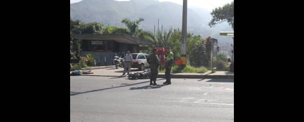 Un muerto en choque de patrulla | Cortesía | Fue tan fuerte el impacto que la moto quedó cerca al CAI del sector de Solla.
