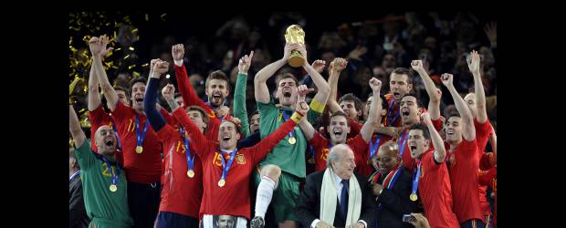 Fútbol español, de talla Mundial | Martin Meissner, AP-Johannesburgo, Sudáfrica | El capitán español, el arquero Íker Casillas, levanta la Copa del Mundo tras el Mundial ganado en Sudáfrica.