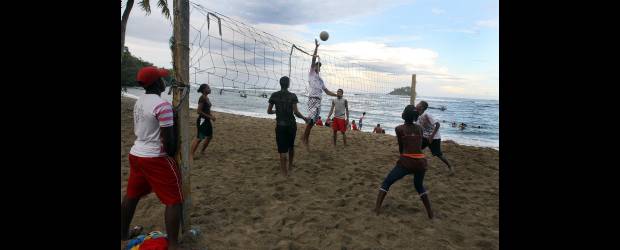 El ensueño se aloja en Capurganá | Róbinson Sáenz | Uno de los planes para disfrutar son los partidos de voleibol entre turistas e isleños a la orilla del mar. Para unirse no hay que cancelar inscripción. "Es una actividad lúdica para compartir con la comunidad", dice Luisa Johnson.