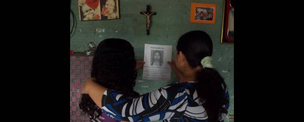 Van trece días sin rastro de Martha | Gustavo Ospina Zapata | Pegadas de Dios y de los santos viven las hermanas y los padres de Martha Cecilia. Esperan que la joven madre aparezca. En su humilde casa del barrio Manrique, sus hijos lloran porque ya no está la que lucha por ellos.