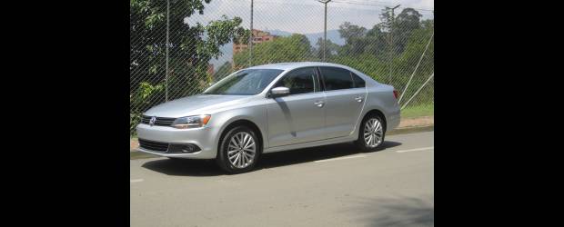 Volkswagen destapó el Nuevo Jetta | | Estéticamente el carro ofrece una línea limpia, flúida de adelante hacia atrás. Incluso es más contundente su impacto visual cuando se ve el carro de manera directa en la calle o en vitrina. Y su sensación de manejo es divertida.