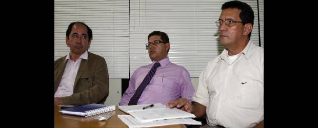 Buscan reparar víctimas de las luchas sindicales | Jaime Pérez | José Arley Muñoz, coordinador Regional de la CNRR (izquierda) y Carlos Julio Díaz, presidente de la CUT, capítulo Antioquia, detallaron que con la jornada de mañana se tendrá un panorama más claro de las familias de sindicalistas asesinados que aún no están en las listas de la reparación integral.