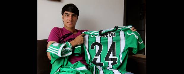 Sebastián crece con el verde | Donaldo Zuluaga | Además de camisetas verdes, Sebastián Pérez guarda en su alcoba un cojín y una alcancía de Nacional. Apenas hace sus primeros ahorros en busca de la consolidación. Su debut oficial fue en el amistoso de comienzo de año frente a Racing, cuando uno de sus ídolos, Patricio Toranzo, le regaló la casaca que guarda como un tesoro. El fútbol siempre fue su pasión; quiere estudiar inglés.