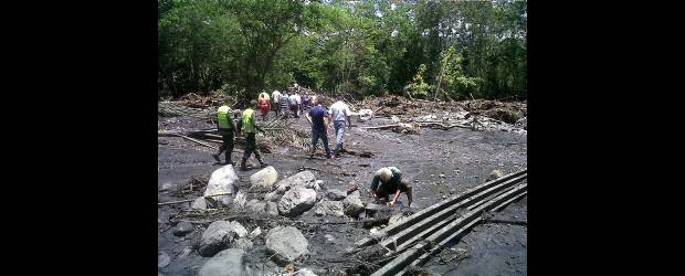 Evacuan Útica ante amenaza de una avalancha | Colprensa-Útica, Cundinamarca | La población de Útica (Cundinamarca) se despertó ayer entre el lodo tras una avalancha. Las campanas de la iglesia fueron las encargadas de alertar a la población.