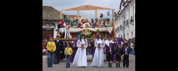 Santuarios del país, con acceso restringido | Colprensa | En Pamplona, Norte de Santander, los niños siguen la tradición durante el Jueves y el Viernes Santo, mientras los visitantes observan las procesiones.