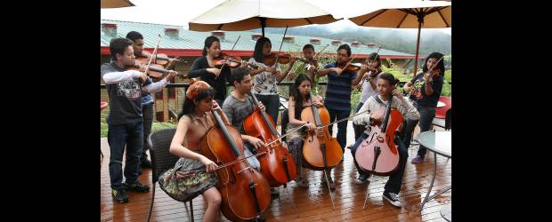 Festival que abre mente y corazón | Juan Antonio Sánchez | María Antonia y Luisa Fernanda Betancur Restrepo son dos hermanas que hacen parte de la Red de Escuelas de Música de Medellín y estarán en los conciertos del Festicámara. El instrumento de María Antonia es el violín y el de Luisa Fernanda el violoncello. Ambas estudian en la Universidad Pontificia Bolivariana.