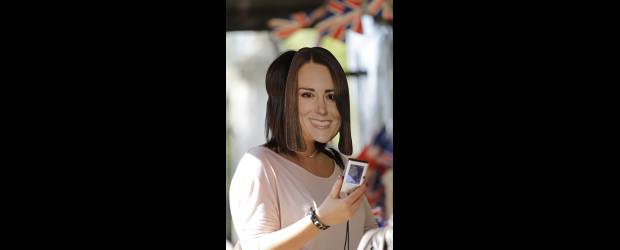A Kate la borraron del Facebook | AP. Londres, Inglaterra | Una mujer utiliza una máscara con el rostro de la prometida del príncipe Guillermo, en el parque de St James en London. Todas quieren ser como ella.