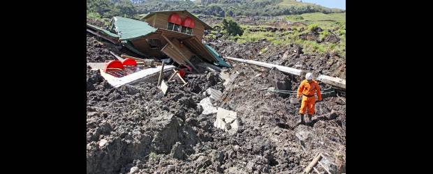 La loma de Los Duque se vino abajo y siembra temor | Juan Fernando Cano | Los propietarios de las 10 casas que destruyó la avalancha en las lomas de Los Duque y de Los García, ayer en la mañana vieron cómo el sudor de años de trabajo quedó enterrado. Policía y Ejército ayudaron a evacuar otras familias.