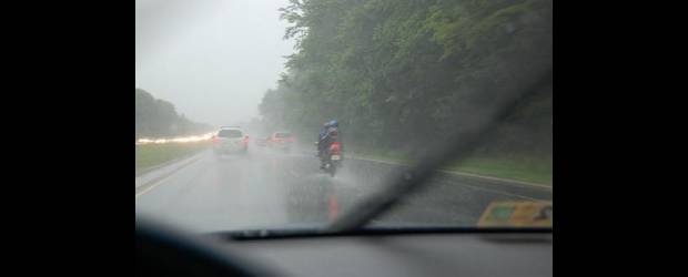 Con lluvia maneje la precaución | Las actuales condiciones de invierno obligan a los conductores a ser más cautos en sus operaciones al volante para evitar los accidentes.