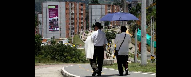 Llega plata para vía a túnel de Occidente | Manuel Saldarriaga | Las 575 viviendas de la Urbanización Cantares II hacen parte de las 1.964 viviendas del macroproyecto Pajarito-Nuevo Occidente que tiene aportes de la Nación y la Alcaldía. El presidente Juan Manuel Santos se subió por primera vez al metrocable y desde allí se movilizó al sector para la entrega de las casas.