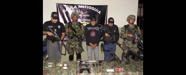 El misterioso rapto de Sopetrán | Cortesía Ejército | Este fue el arsenal que la Policía le halló a Franklin David Chalarca Castro, de 29 años de edad. En el apartamento en el que Chalarca se encontraba, había dos motocicletas que fueron robadas de la finca en Sopetrán. En una de las habitaciones del inmueble, Chalarca escondía las llaves y los documentos de propiedad de los vehículos. La Fiscalía le imputó a este hombre cinco delitos, entre los que está el de desaparición forzada.