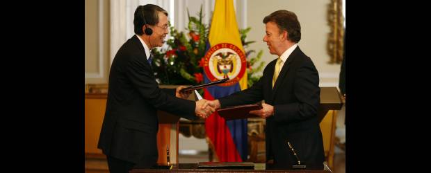 Prisión en Colombia a condenados de CPI | Colprensa | El Presidente Juan Manuel Santos se reunió con el presidente de la Corte Penal Internacional, Sang-Hyun Song, con quien firmó el Acuerdo de Ejecución de Sentencias, que permitirá que Colombia acoja condenados por la CPI.