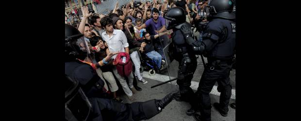 Indignados recuperan impulso | Josep Lago , Afp, Barcelona - España | Un intento de la Polícia por desalojar a los manifestantes en Barcelona reactivó el movimiento en el país. Miles de "indignados" regresaron ayer a las plazas.