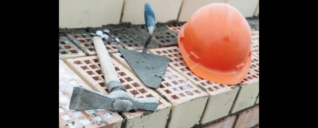 Maestro de obra, referente de experiencia | Ser un buen guía y saber comunicar lo que desea el cliente en el proyecto y verificar las labores que desempeñan sus compañeros, hacen parte de las funciones que ejecuta un maestro de obra durante una construcción.